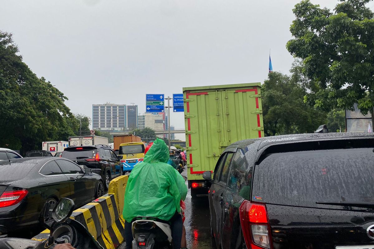 Terjadi kemacetan di Jalan Mayjen Sutoyo - Jalan DI Panjaitan dari arah Cililitan menuju Jatinegara, Jakarta Timur, Senin (5/2/2024). 