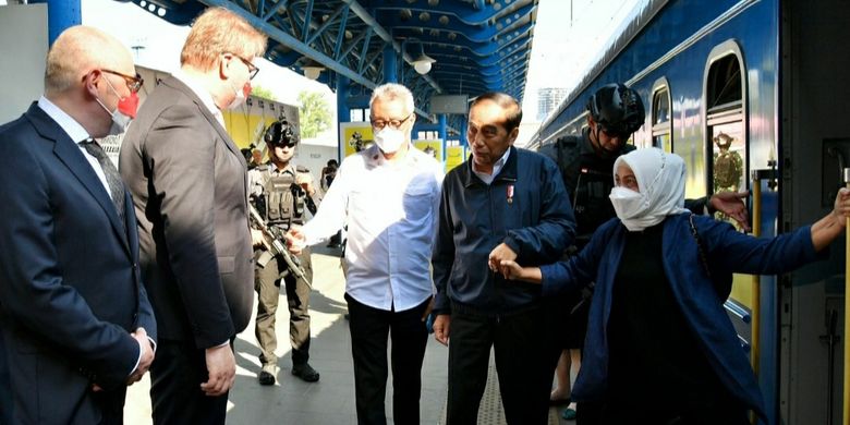 Upon arrival at Platform 1 of Kyiv Central Station, Indonesia's President Joko Widodo and First Lady Iriana Joko Widodo were welcomed by Ukrainian officials at about 8:50 a.m. local time on Wednesday, June 29, 2022. 