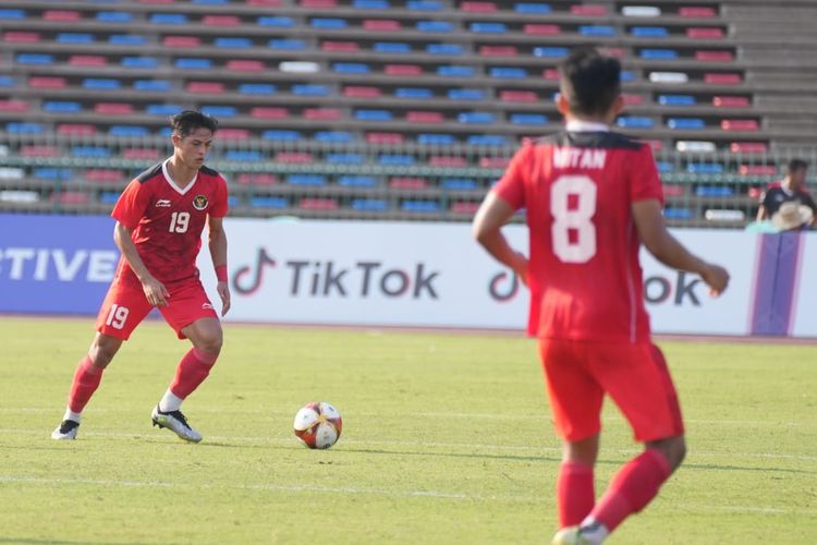 Pemain timnas U22 Indonesia, Alfeandra Dewangga (tengah/19), beraksi dalam laga lanjutan fase grup sepak bola SEA Games 2023 kontra Myanmar. Laga timnas U22 Indonesia vs Myanmar berlangsung di Stadion Nasional Olimpiade, Phnom Penh, Kamboja, pada Kamis (4/5/2023) sore WIB.