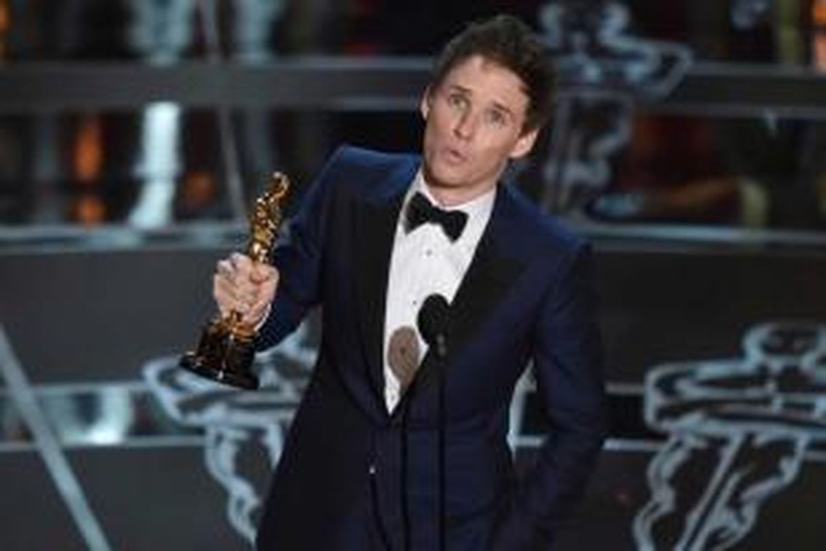 Eddie Redmayne menerima piala Oscar sebagai Best Actor in a Leading Role berkat aktingnya dalam film The Theory of Everything, di Dolby Theatre, Los Angeles, California, AS, Minggu (22/2/2015) malam waktu setempat.