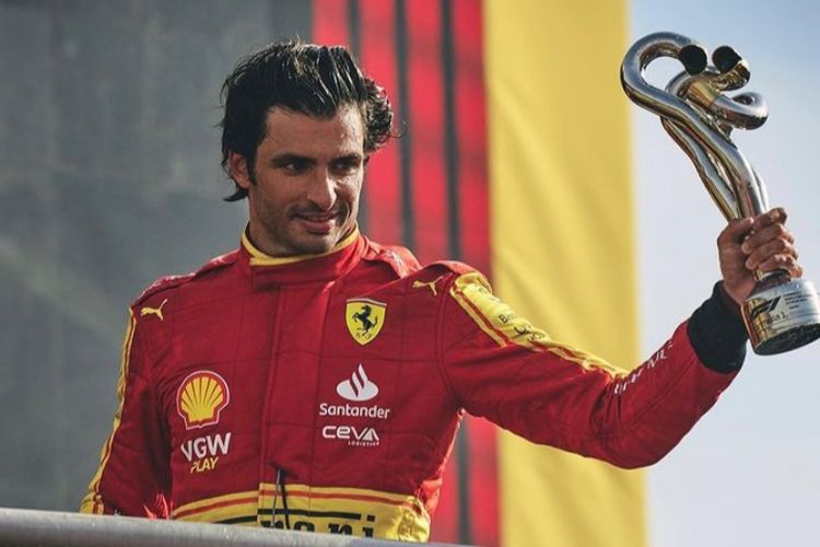Pebalap Carlos Sainz usai menyelesaikan balap F1 Grand Prix Italia 2023 yang digelar di Sirkuit Monza, pada hari Minggu (3/9/2023).