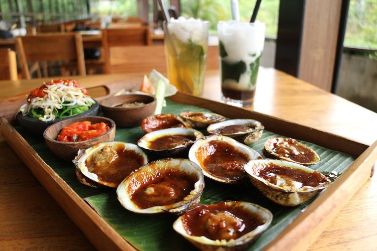 Kerang Bumbu kacang, salah satu hidangan di  Bebek Timbungan Restaurant