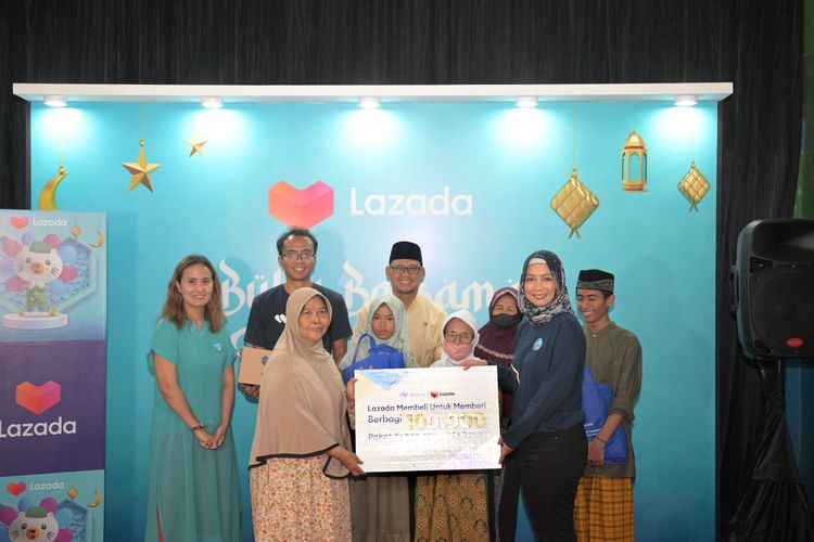 Lazada Indonesia dan WeCare.id menyerahkan secara simbolis 100.000 Paket Kebahagiaan Lebaran kepada Yayasan Fathul Khair