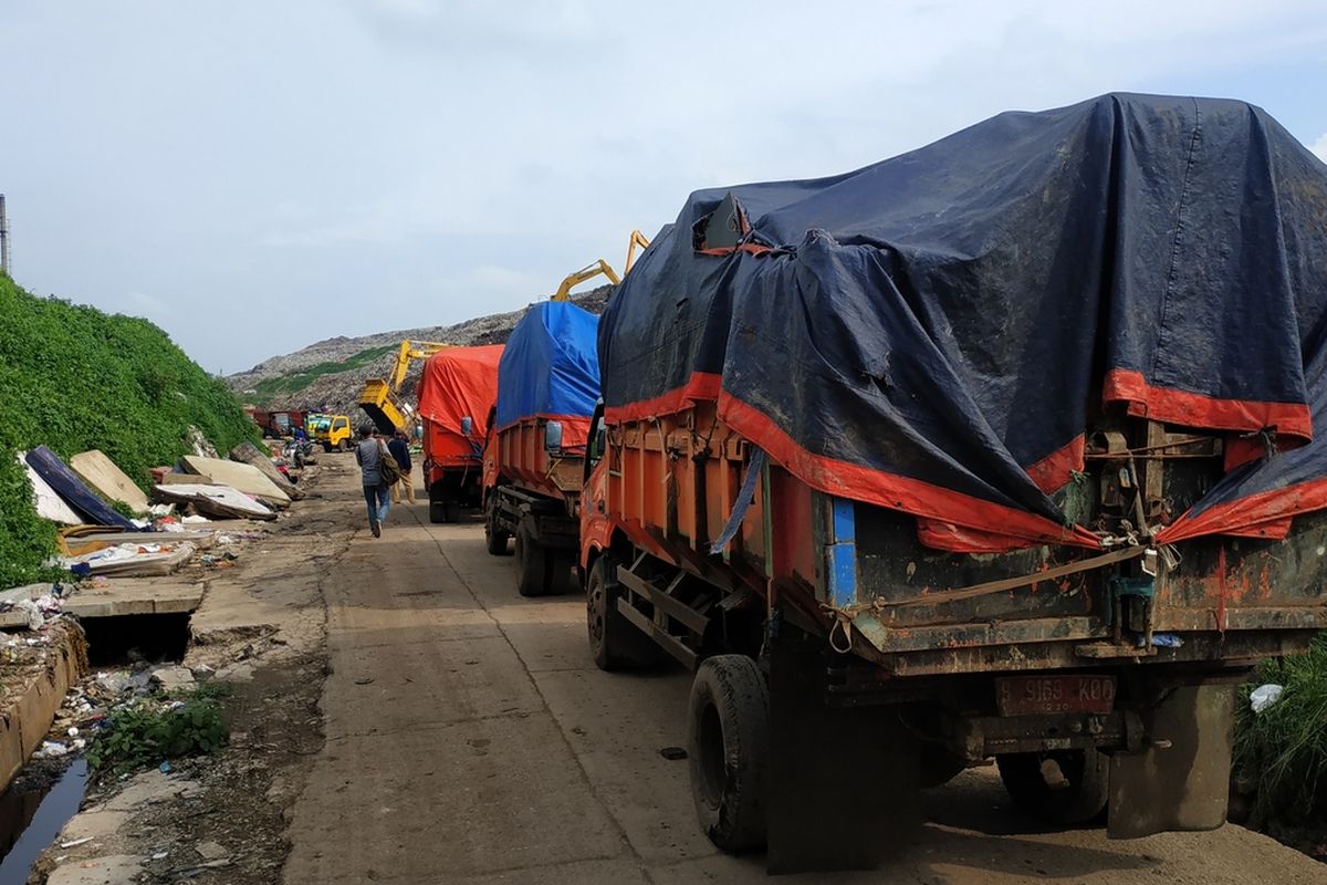 Truk-truk sampah Kota Bekasi antre membuang sampah pascabanjir dari perumahan warga ke TPA Sumur Batu, Bantargebang, Selasa (7/1/2020).