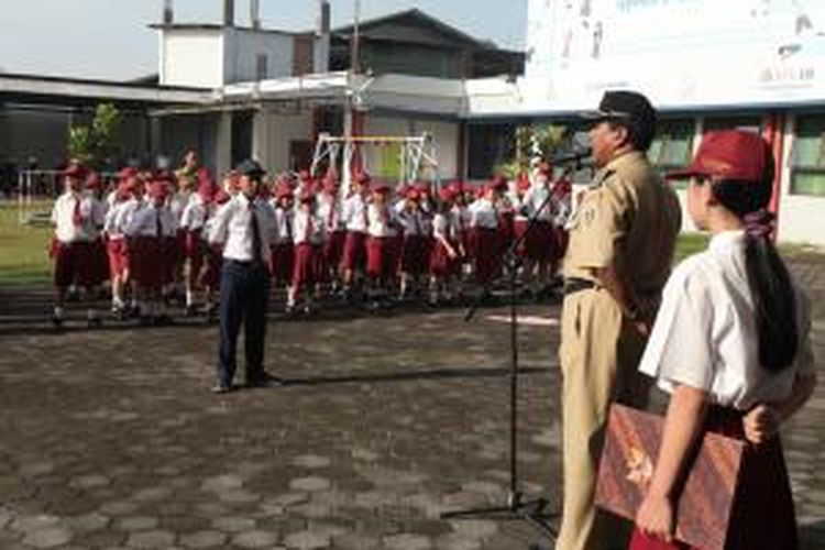 Walikota Magelang, Sigit Widyonindito, memimpin upacara di SD Tunas Bhakti Harapan (SBTH), Kota Magelang, Senin (15/12/14).