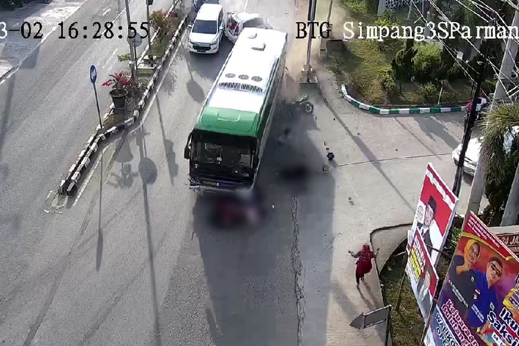 Tangkapan layar video CCTV Bus menggilas kendaraan yang sedang menunggu pergantian traffic light di persimpangan depan RSUD Husada, Jalan Letjen S Parman, Kota Bontang, Kalimantan Timur, Senin (2/3/2020) sore.