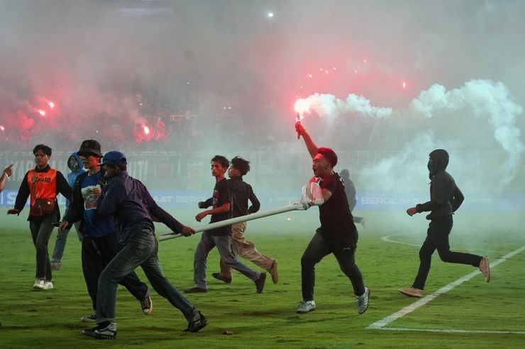 PSM Makassar Kalah Lawan Persib, Suporter Ricuh Masuk ke Lapangan