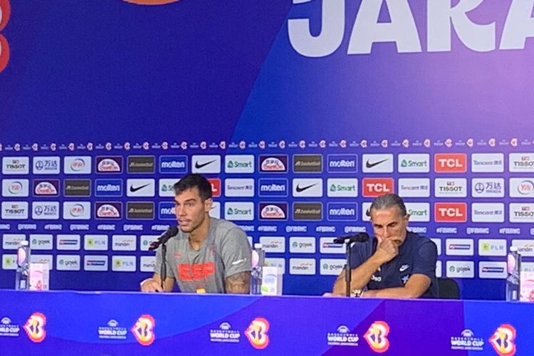 Willy Hernangomez (kiri) dan Sergio Scariolo (kanan) dalam sesi konferensi pers seusai laga Spanyol vs Pantai Gading dalam penyisihan Grup G FIBA World Cup 2023 di Indonesia Arena pada Sabtu (26/8/2023).