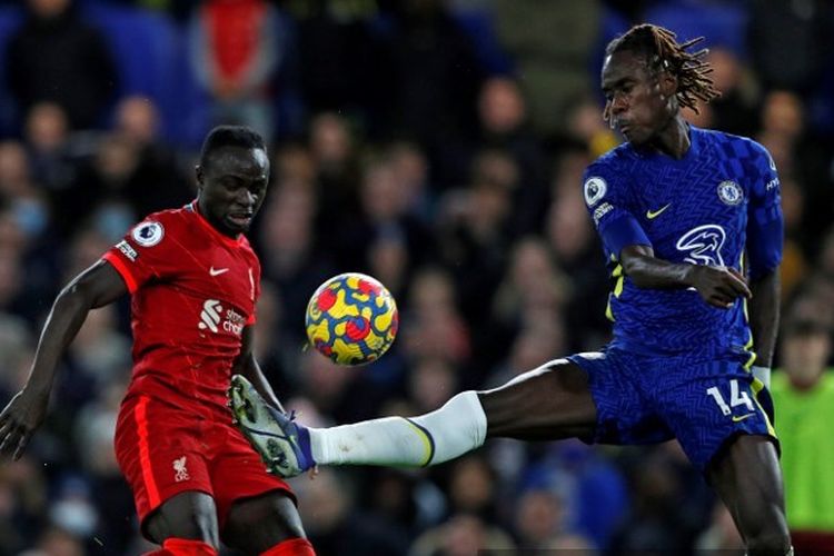 Bek Chelsea Trevoh Chalobah berduel dengan penyerang Liverpool Sadio Mane pada laga Liga Inggris antara Chelsea dan Liverpool di Stadion Stamford Bridge, London, pada Minggu (2/1/2022).