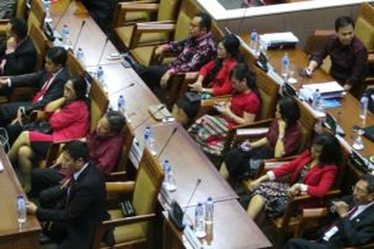 Fraksi Partai Demokrasi Indonesia Perjuangan (PDI-P) kompak menggunakan busana warna merah saat menghadiri sidang paripurna, Kamis (25/9/2014). Sidang kali ini akan mengesahkan RUU Pilkada.