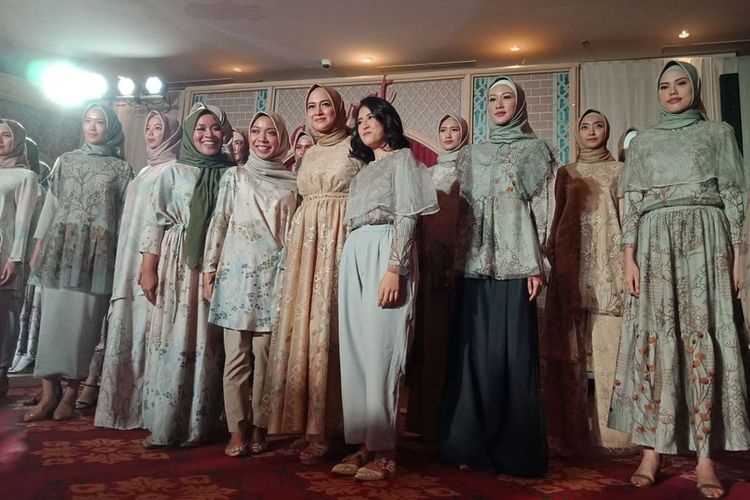 Koleksi Raya dari label busana muslim KAMI. Tiga koleksi terbaru diperkenalkan, yakni Marra, Hanagami & Varsada dan Promenade di Ballroom Hotel The Ritz Carlton, Jakarta, Rabu (16/5/2018). 