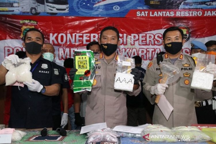 Kapolres Metro Jakarta Pusat Kombes Polisi Heru Novianto (tengah) beserta jajarannya menunjukkan sabu dari hasil dua pengungkapan kasus saat pandemik wabah virus corona.