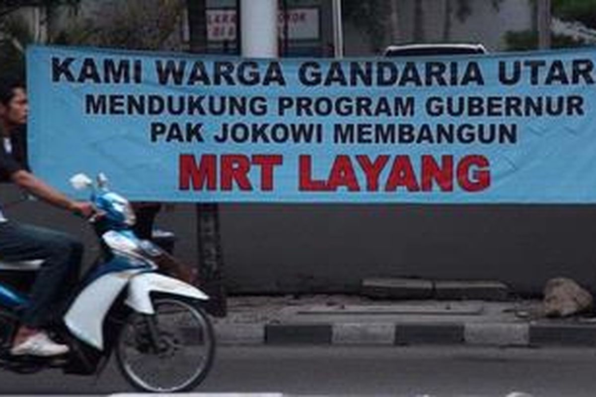 Spanduk mendukung pembangunan MRT Layang terpampang di pinggir Jalan Fatmawati, Jakarta Selatan, Minggu (5/5/2013). Pemerintah DKI Jakarta harus bersedia berdialog dengan warga yang menolak MRT Layang sehingga proyek transportasi massal itu didukung 100 persen warganya.

