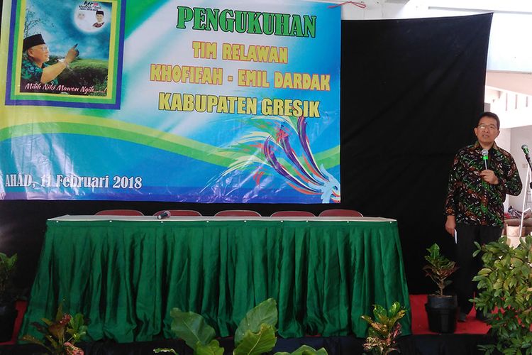 Bupati Bojonegoro Suyoto saat memberikan sambutan dalam acara pengukuhan tim relawan Khofifah-Emil Dardak di Gresik.