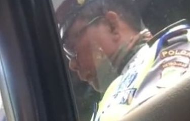 Tangkapan layar anggota polisi Polda Metro Jaya melakukan penilangan terhadap pengendara roda empat dan melakukan pungli terhadap pengendara tersebut dengan meminta Rp 150.000. ANTARA/Instagram/@lowslow.indonesia/Ilham Kausar