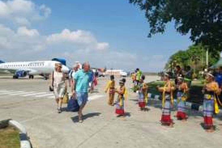 Sejumlah wisatawan asal Darwin, Australia yang menggunakan pesawat carteran, disambut dengan tarian adat di Bandara El Tari Kupang, Nusa Tenggara Timur, Minggu (2/10/2016).  