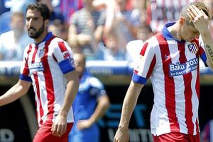 Raul Garcia dan Fernando Torres menyesali hasil imbang melawan Levante, Minggu (10/5/2015). 