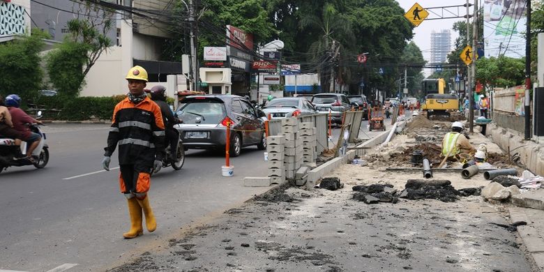 Pengerjaan revitalisasi trotoar di Cikini, DKI Jakarta