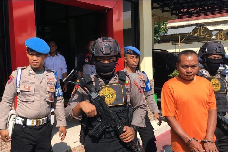 Alex Suwardi (54), pemilik usaha pengolahan ayam tiren (ayam mati kemarin), saat digelandang petugas di Mapolres Mojokerto, Jawa Timur, Senin (11/11/2019).