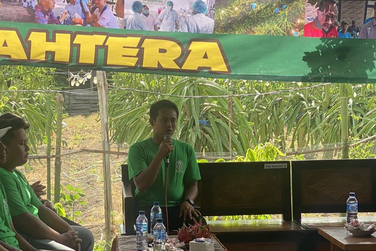 Ketua Poktan Tunas Sejahtera, Nanang Prasetyo, saat menerima kunjungan dari Yayasan Dharma Bhakti Astra (YDBA) di Desa Temurejo, Kabupaten Banyuwangi, Jawa Timur, Rabu (7/8/2024).