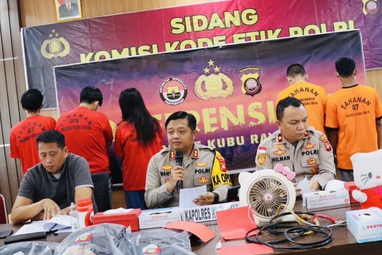 Kapolres Kubu Raya AKBP Wahyu Jati Wibowo bersama jajaran menggelar pers rilis kasus pria membunuh mantan istrinya, Kamis (18/4/2024). Kasus tersebut bermula dari pelaku dan korhan cekcok karena persoalan uang Rp 2,5 juta.