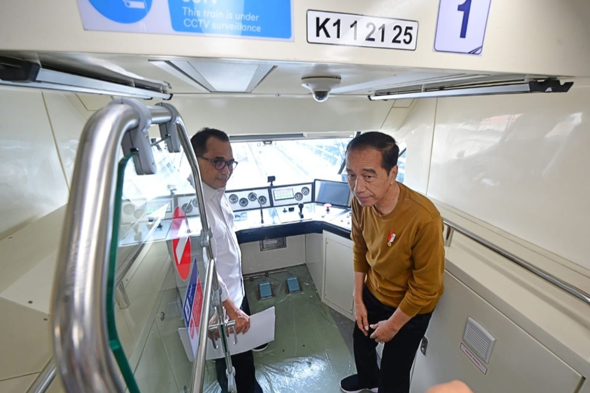 Presiden Joko Widodo dan Menhub Budi Karya Sumadi mengecek ruang kemudi di kepala LRT Jabodebek pada Kamis (3/8/2023).