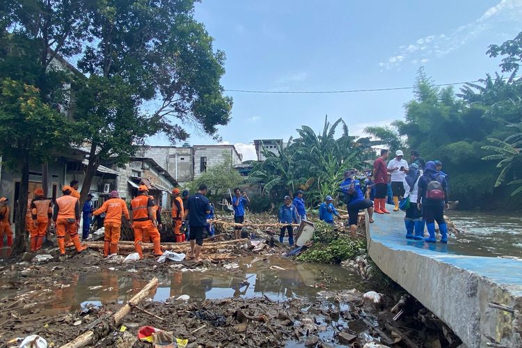 85 Personel Gabungan Diterjunkan Tangani Tanggul Jebol di Jati Padang