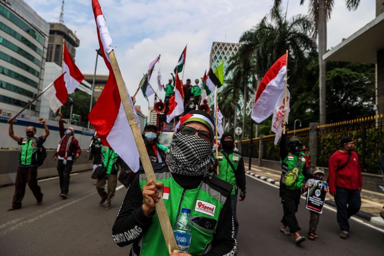 Massa buruh menggelar aksi solidaritas untuk Palestina di Kantor Perwakilan Perserikatan Bangsa-Bangsa (PBB), Jakarta Pusat, Selasa (18/5/2021). Mereka menyampaikan sikap dukungan atas kemerdekaan bagi Palestina, setelah terjadi gempuran serangan yang dilakukan oleh pihak Israel beberapa hari terakhir.