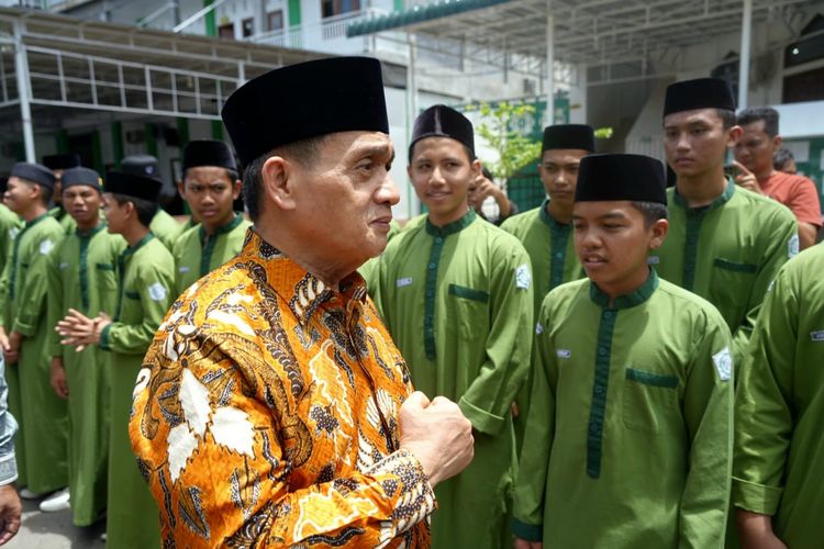 Wakil Menteri Agama Romo Muhammad Syafii, mengakhiri kunjungan kerjanya di Aceh dengan bersilaturahmi ke Ma?had Daarut Tahfizh Al Ikhlas, Sabtu (27/9/2025). Sebuah pesantren yang menampung korban tsunami Aceh 2005 silam.
