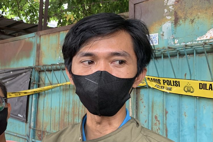 Ridwan (43) warga Bogor menjelaskan kronologi dirinya menjadi korban dugaan penipuan di tempat jual beli mobil bekas taksi Deka Reset di Jalan Raya Jati Kramat, Kecamatan Jatiasih, Kota Bekasi, Kamis (28/3/2024).
