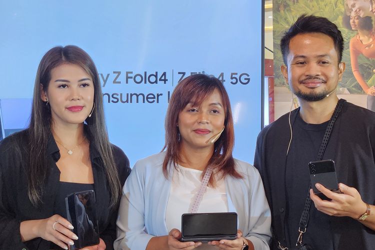 Jennifer Sharon, Co-Founder MoJA Museum, Elvira Anggraeni, MX Product Marketing Manager, Samsung Electronics Indonesia, dan Tommy Ambiyo Tedji, Founder BYO (kiri-kanan) di ajang penjualan perdana Galaxy Z Fold 4-Flip 4 di Mal Central Park Jakarta, Sabtu (3/9/2022).