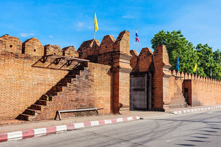 Tembok kota tua Chiang Mai, Thailnad bernama Tha Pae. Dibangun sejak abad ke 13 untuk melindungi kota dari serangan musuh. 