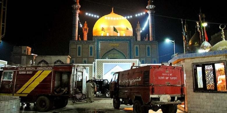 Mobil pemadam kebakaran bersiaga di depan lokasi serangan bom di tempat suci Lal Shahbaz Qalandar di Provinsi Sindh, Pakistan selatan, Kamis (16/2/2017) malam.