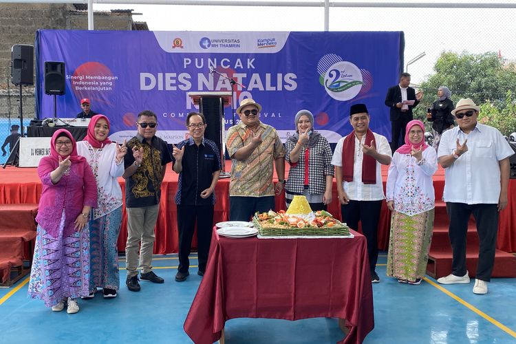 Pengurus Yayasan Abdul Radjak dalam puncak acara dies natalis ke-10 di Kampus A MH Thamrin, Pondok Gede, Jakarta pada 30 Agustus 2023.