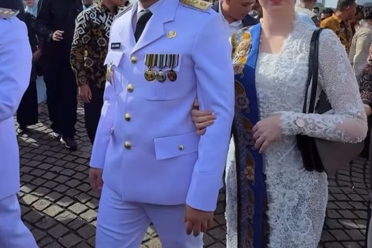 Penampilan Arumi bachsin saat dampingi Emil Dardak dilantik jadi Wagub Jatim. [Tangkap layar dari instagram/emildardak]