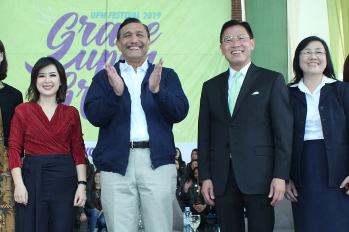 Menteri Koordinator Bidang Kemaritiman Indonesia Jenderal TNI (HOR) (Purn) Luhut Binsar Panjaitan dan Ketua Umum Partai Solidaritas Indonesia, Grace Natalie, pada UPH Festival 2019, Kampus Lippo Village, Rabu (14/8/2019). 