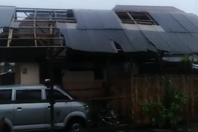 Kondisi atap rumah warga terdampak angin puting beliung di Lumajang