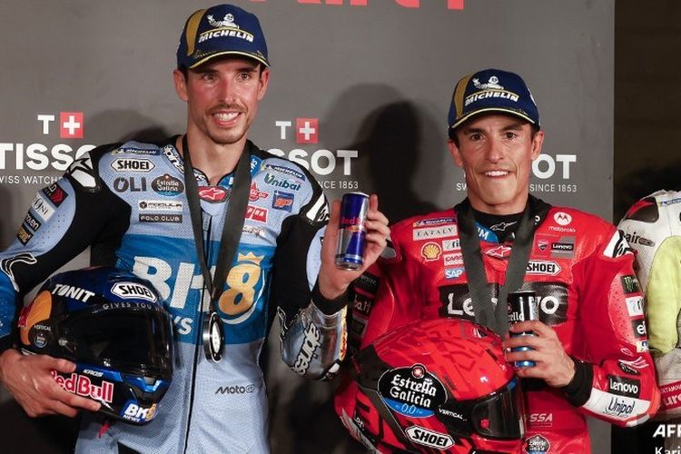 Alex Marquez (kiri), Marc Marquez (tengah), dan Franco Morbidelli berpose setelah Sprint Race MotoGP Qatar 2025 di Sirkuit Internasional Lusail pada 12 April 2025. (Photo by Karim JAAFAR / AFP)