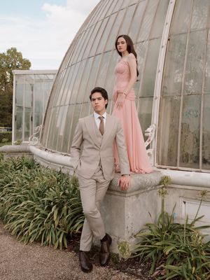Prewedding Syifa Hadju dan El Rumi di London tampil elegan dengan dress pink lembut, jas beige, makeup natural, dan nuansa romantis.
