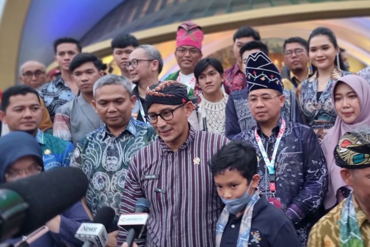 Sandiaga Salahuddin Uno saat acara peluncuran KEN dan SPORTIVE 2023 di pelataran Keong Mas, Taman Mini Indonesia Indah (TMII) pada Sabtu (28/1/2023).