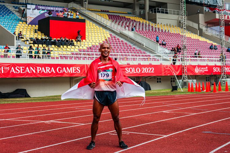 Atlet para atletik Indonesia, Endi Nurdin Tine, meraih medali emas ASEAN Para Games 2022 nomor 1500 meter T20 di Stadion Manahan, Solo, Selasa (2/8/2022).