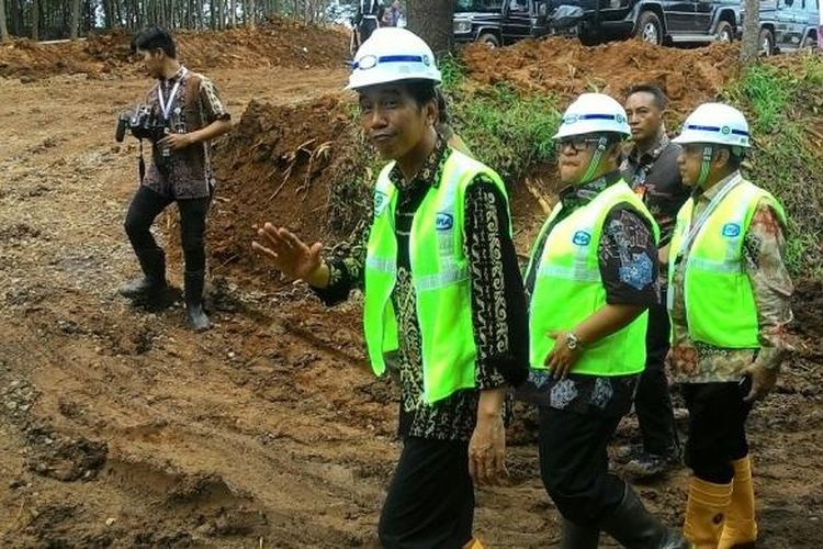 Presiden Joko WIdodo saat menghadiri groundbreaking proyek kereta ce[at, Jakarta-Bandung di Cikalong Wetan, Bandung, Kamis (21/1/2016).