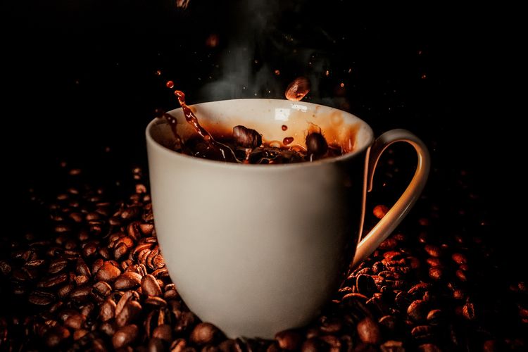 Kafein adalah substansi yang bertindak sebagai stimulan pada tubuh dan mungkin bermanfaat untuk menurunkan berat badan.

Secara khusus, kopi juga dapat dicoba sebagai minuman untuk mengecilkan perut.