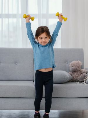 Latihan angkat beban kerap dianggap bikin anak tumbuh pendek. Dokter menegaskan anggapan itu keliru, asal dilakukan dengan dosis tepat.