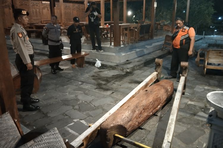 Polisi mengolah TKP bocah enam tahun tewas tertimpa kentongan ukuran besar di Rumah Makan Kopi Ingkar Janji di Kapanewon Girimulyo, Kabupaten Kulon Progo, Daerah Istimewa Yogyakarta.