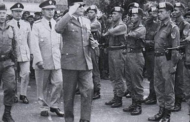 Bung Karno saat memeriksa pasukan Cakrabirawa. Letkol Untung memimpin pasukan Cakrabirawa Batalyon I KK menjalani peristiwa G30S