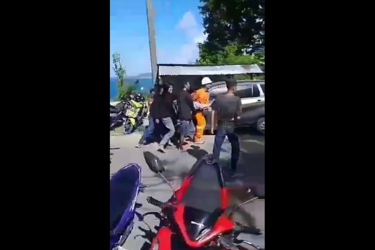 Tiga orang pemuda ditikam saat sedang menonton gerak jalan indah di Kelurahan Pasarwajo, Kecamatan Pasarwajo, Kabupaten Buton, Minggu (13/8/2023) sore.