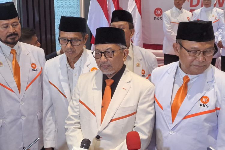 Presiden Partai Keadilan Sejahtera (PKS) Ahmad Syaikhu saat ditemui di kantor DPP PKS, Jakarta Selatan, Selasa (17/10/2023). 