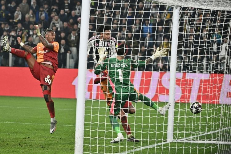 Gelandang Juventus, Weston McKennie, mencetak gol ketiga timnya pada laga leg kedua babak play-off babak gugur Liga Champions UEFA antara Juventus FC dan Galatasaray SK di stadion Allianz di Turin, pada 25 Februari 2026.
