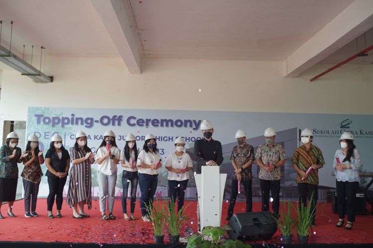 Sekolah Citra Kasih CitraGarden (CKCG) menggelar seremoni topping off gedung dan fasilitas sekolah yang berlokasi di CitraGarden, Kalideres, DKI Jakarta pada 5 Desember 2022.